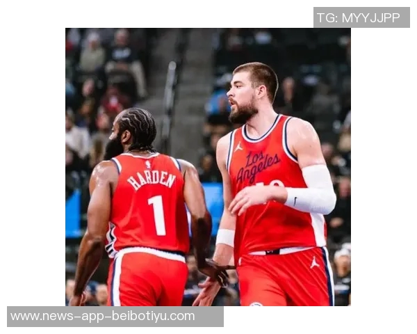 哈登谈球队配合训练称赞祖巴茨与科林斯的默契与随机应变能力 哈登谈球队配合训练称赞祖巴茨与科林斯的默契与随机应变能力